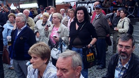 Mitglieder der Reisegruppe treffen Jan Korte (MdB) auf dem Fest.