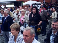 Mitglieder der Reisegruppe treffen Jan Korte (MdB) auf dem Fest.